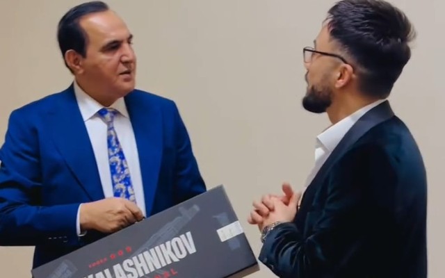 Manaf Kərimə "Kalaşnikov" bağışladı- VİDEO